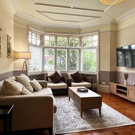Kim'S 3 Bedroom House With Free On-Street Parking - 3 Double Beds, Spacious